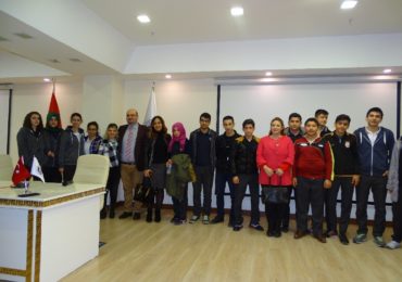 OKULUMUZ ÖĞRENCİLERİ GAZİANTEP ÜNİVERSİTESİ “ÇANAKKALE ZAFERİ” KONFERANSINA KATILDI